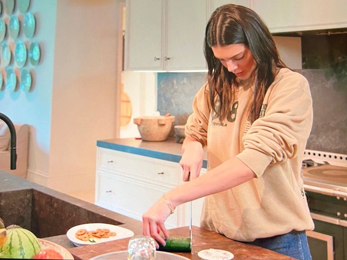Kendall Jenner'ın salatalık doğrama şekli gündem oldu: O salatalığı bu şekilde kesmeye çalışmış olamaz! - Sayfa:2