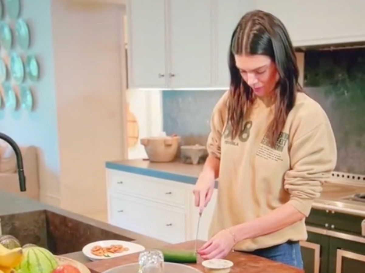 Kendall Jenner'ın salatalık doğrama şekli gündem oldu: O salatalığı bu şekilde kesmeye çalışmış olamaz! - Sayfa:4