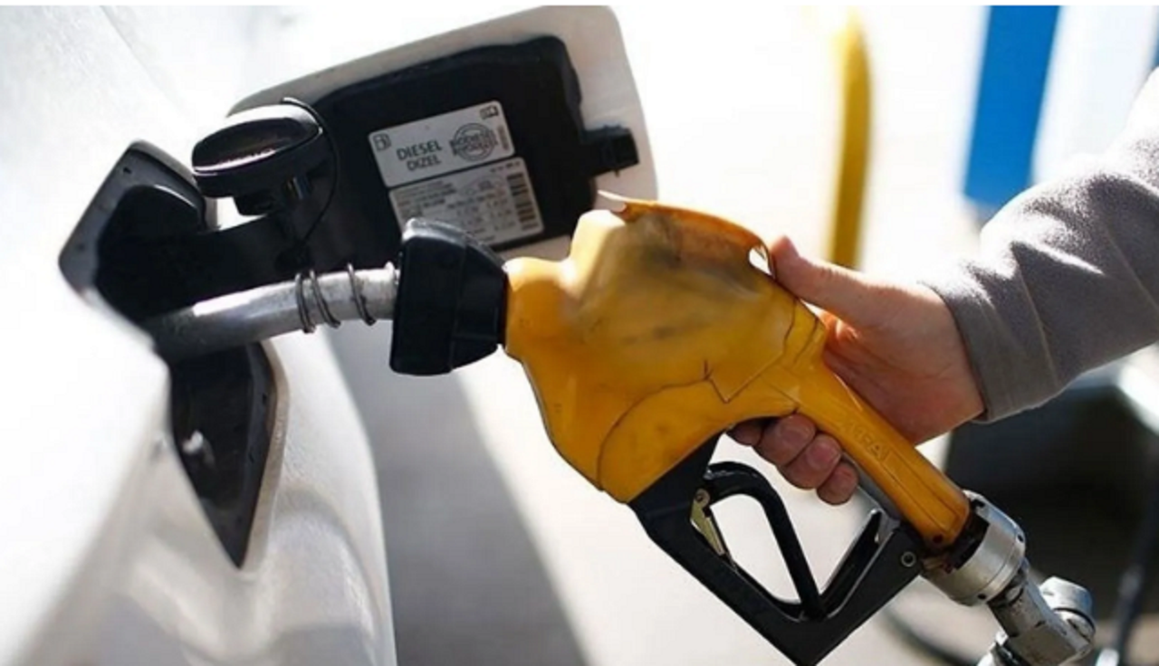 Petrol fiyatlarındaki sert dalgalanmanın ardından benzinden sevindiren haber geldi:  Günler sonra iniyor - Sayfa:1