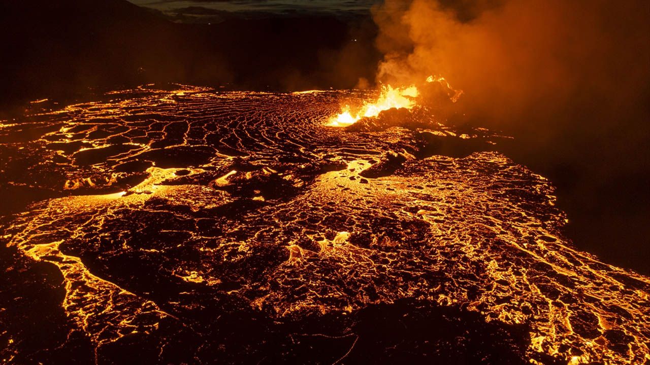 İzlanda'da Fagradalsfjall  dağları yakınında volkanik patlama gerçekleşti. Patlama sonrası büyük bir lav akışı yaşandı: Sanat eseri gibi görüntülendi - Sayfa:3