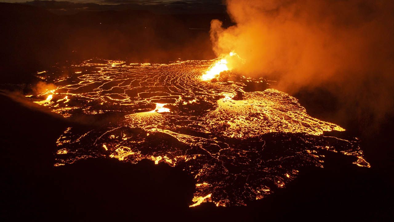 İzlanda'da Fagradalsfjall  dağları yakınında volkanik patlama gerçekleşti. Patlama sonrası büyük bir lav akışı yaşandı: Sanat eseri gibi görüntülendi - Sayfa:2