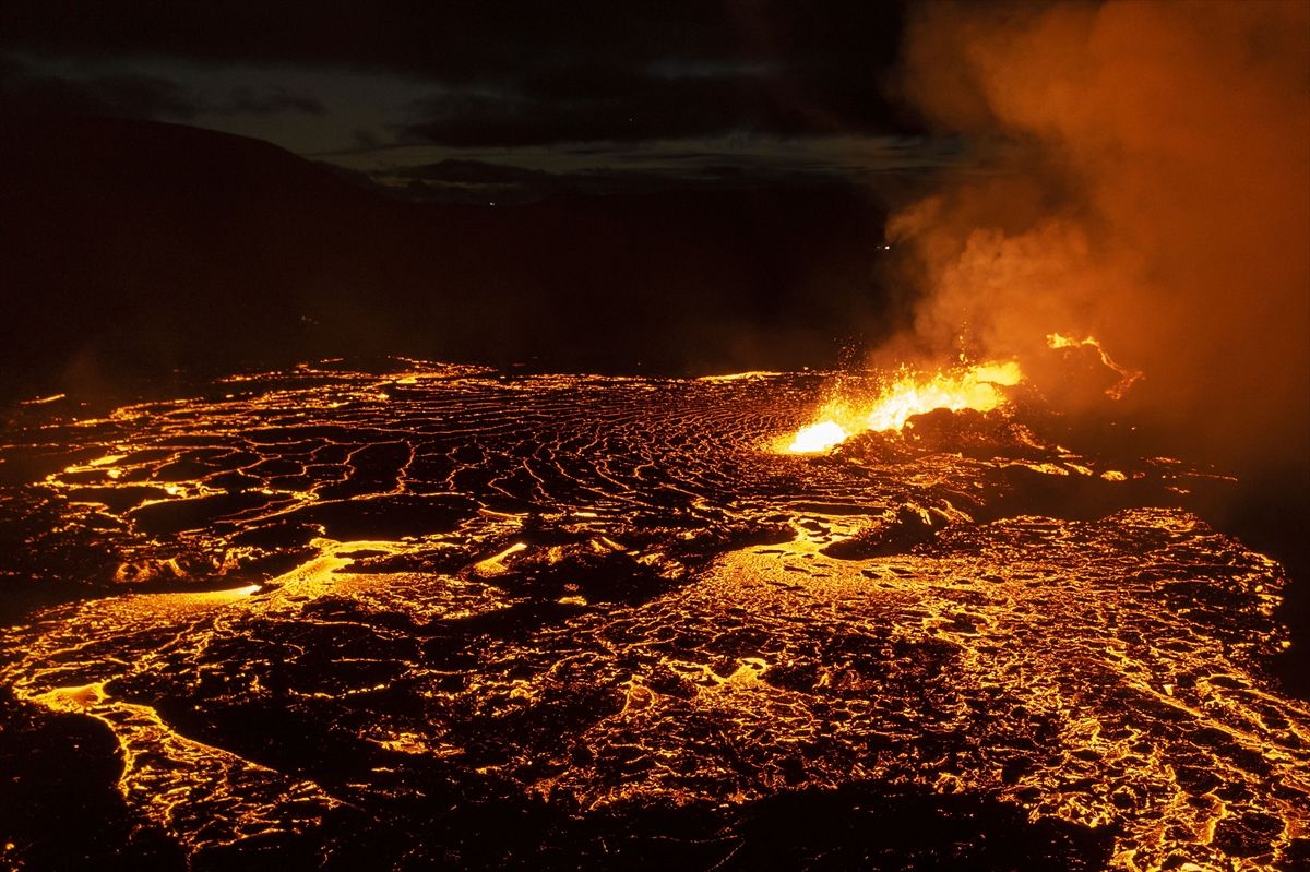 İzlanda'da Fagradalsfjall  dağları yakınında volkanik patlama gerçekleşti. Patlama sonrası büyük bir lav akışı yaşandı: Sanat eseri gibi görüntülendi - Sayfa:4