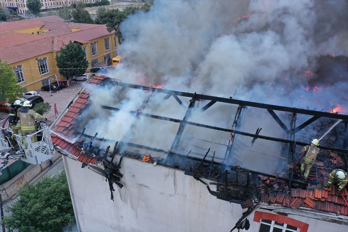 Tarihi hastanede büyük yangın. Zeytinburnu'nda bulunan Balıklı Rum Hastanesi'nde yangın çıktı. Hastanede büyük panik (FOTO GALERİ) - Sayfa:1