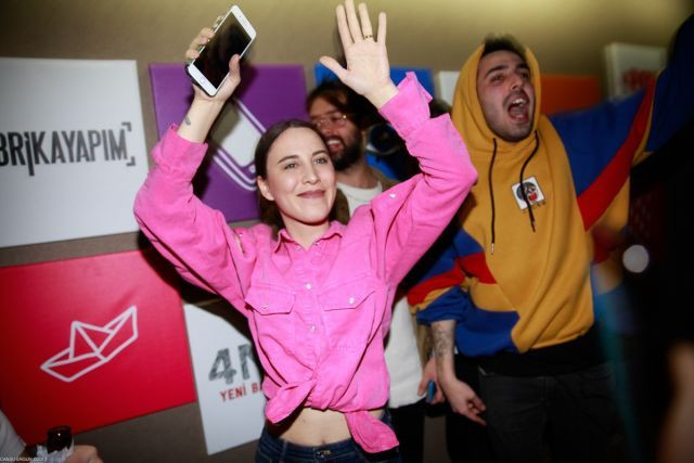 4N1K Yeni Başlangıçlar oyuncuları ilk bölümü birlikte izlediler - Sayfa:4